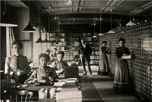 Figure 2: Le Répertoire Bibliographique Universel - vers 1900. Paul Otlet (au centre) et les
petites mains. Collections de la Fédération Wallonie-Bruxelles, en dépôt au Mundaneum
(Belgique) – Photographe : Patrick Tombelle.